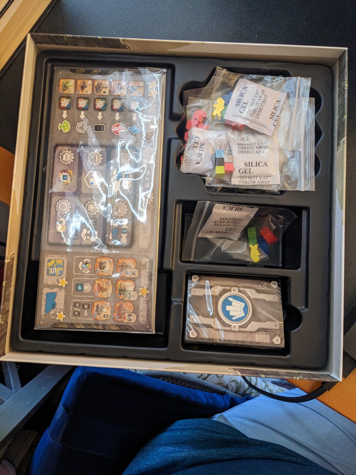 LIVING PLANET – Board Game – 100% complete – UNPUNCHED – Cards still in shrink