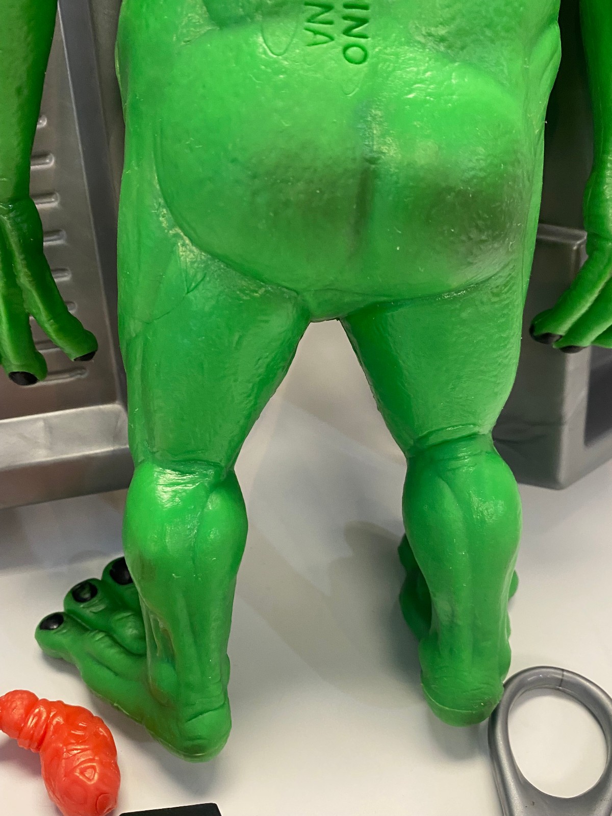 1997 Alien Autopsy Game by R. Marino – w/ 13.75″ Heavy Rubber Alien – Toy