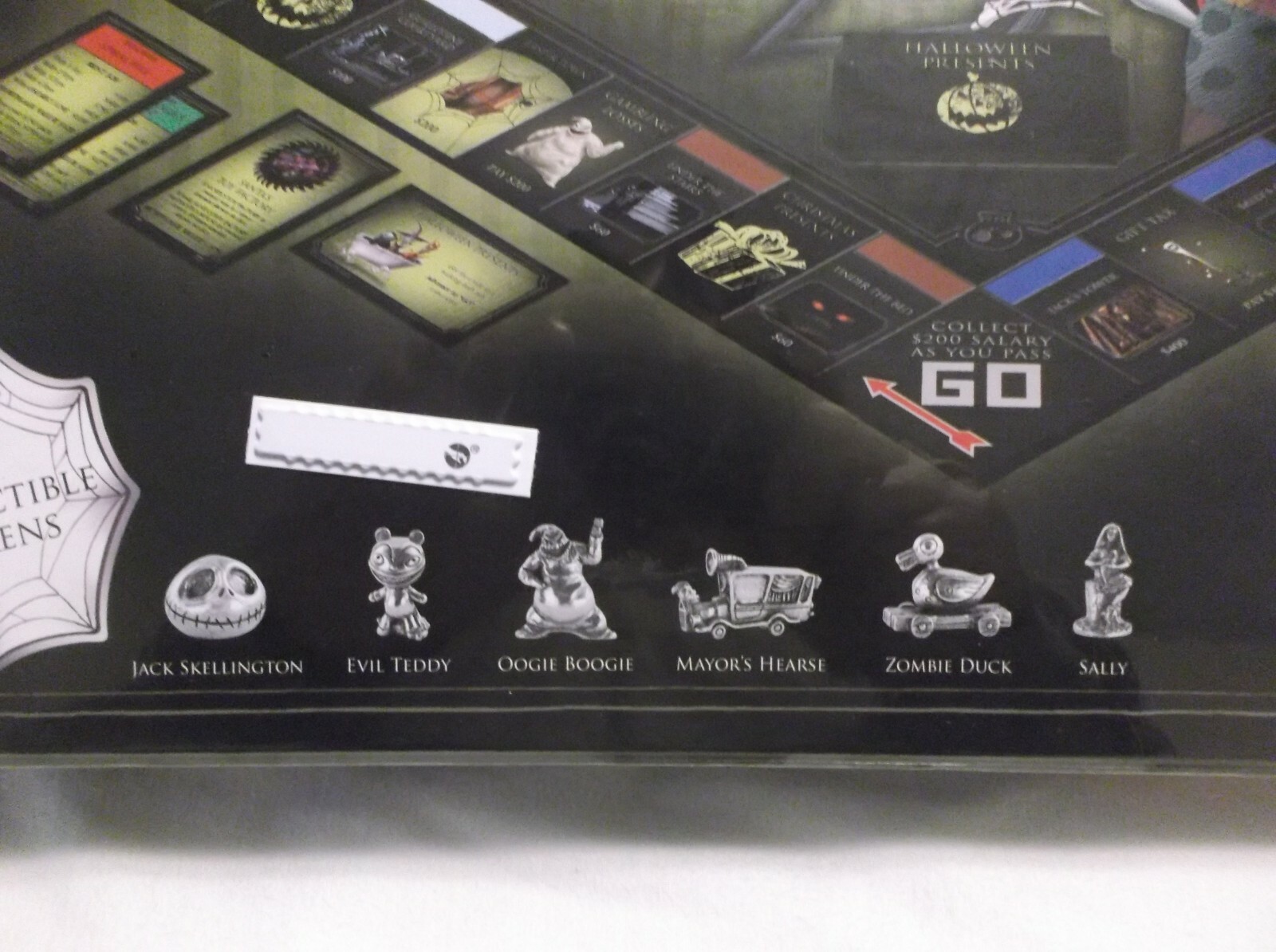 The Nightmare Before Christmas MONOPOLY® 8+ 2-6 players 60+ minutes