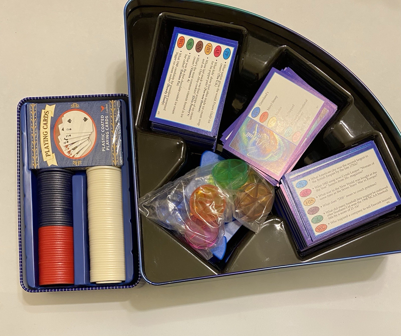 Trivial PURSUIT Millennium EDITION- Cards, POKER, Chips & DICE In TIN Both EUC