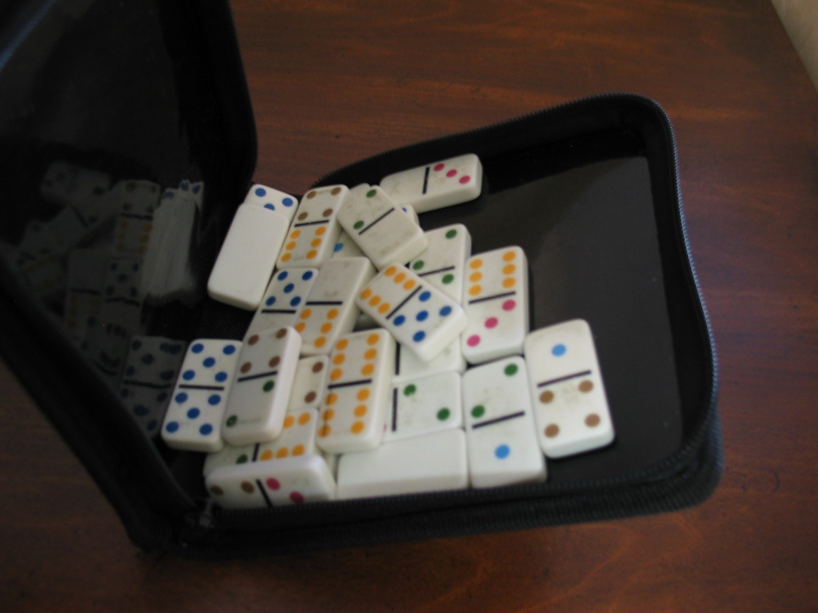 COMPLETE Dominoes 28 tiles in zippered storage case bag travel game toy