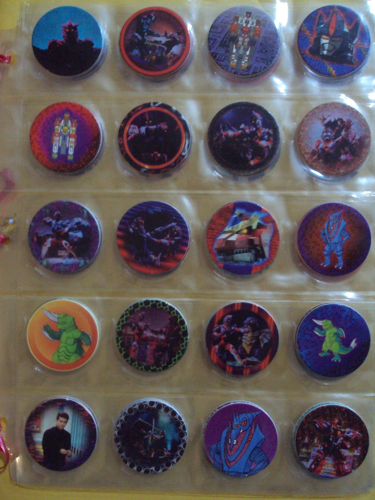 ~~ A Collectors Set of 2 Pages “FUN CAPS 1995” Pogs NICE ~~