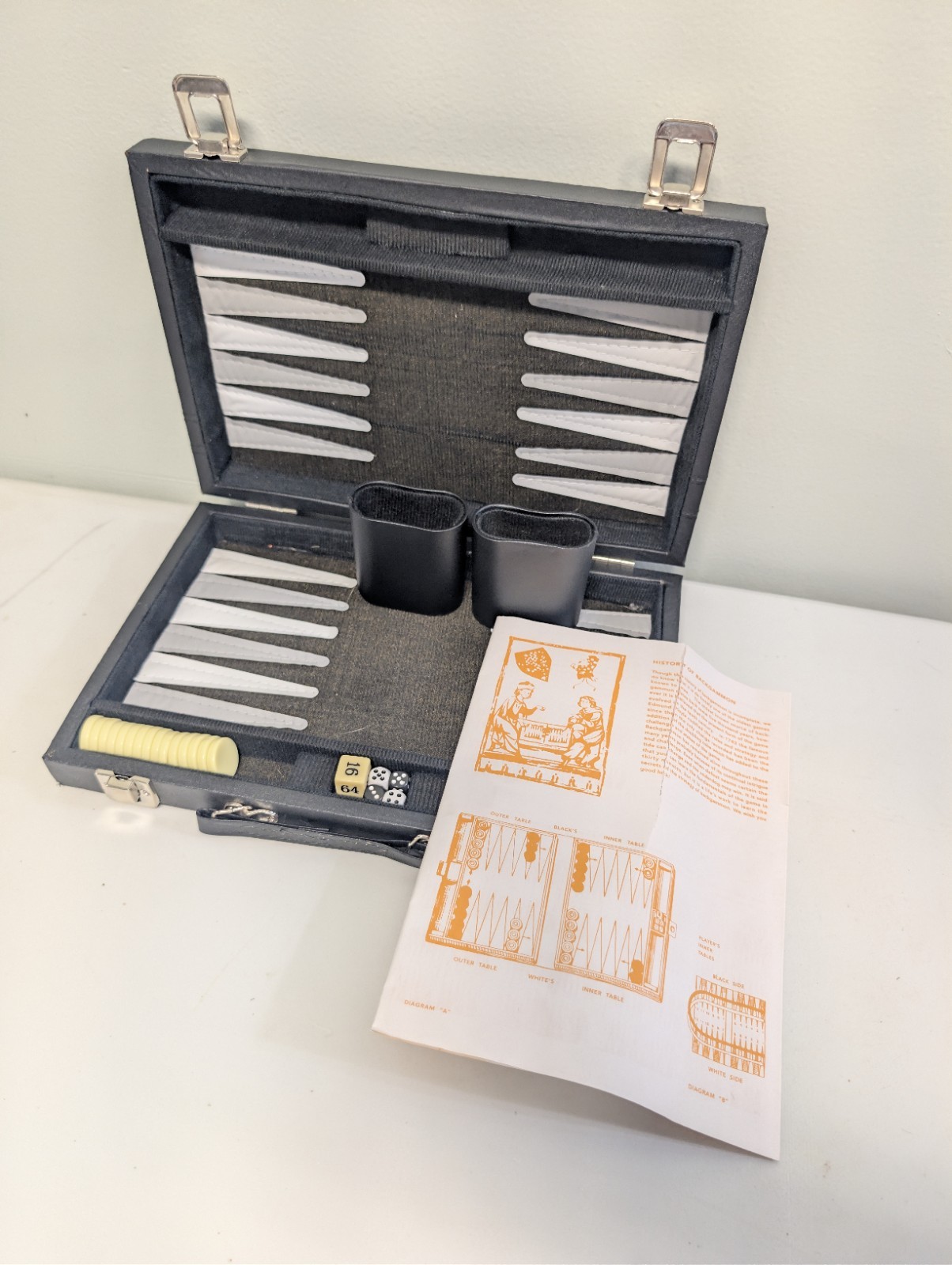 Travel Backgammon Set Portable Case Small Size Complete Vintage Magnetic