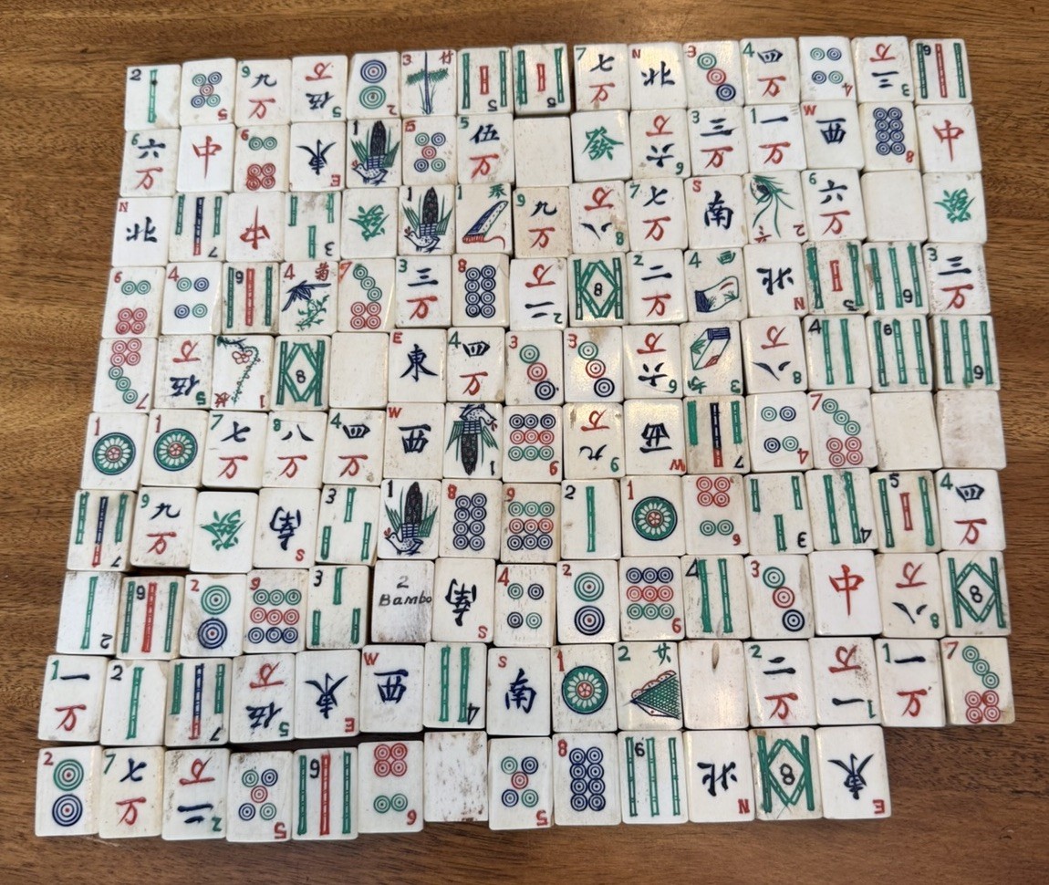 Vintage Chinese Bone And Bamboo Dovetailed Mahjong Set 148 Tiles