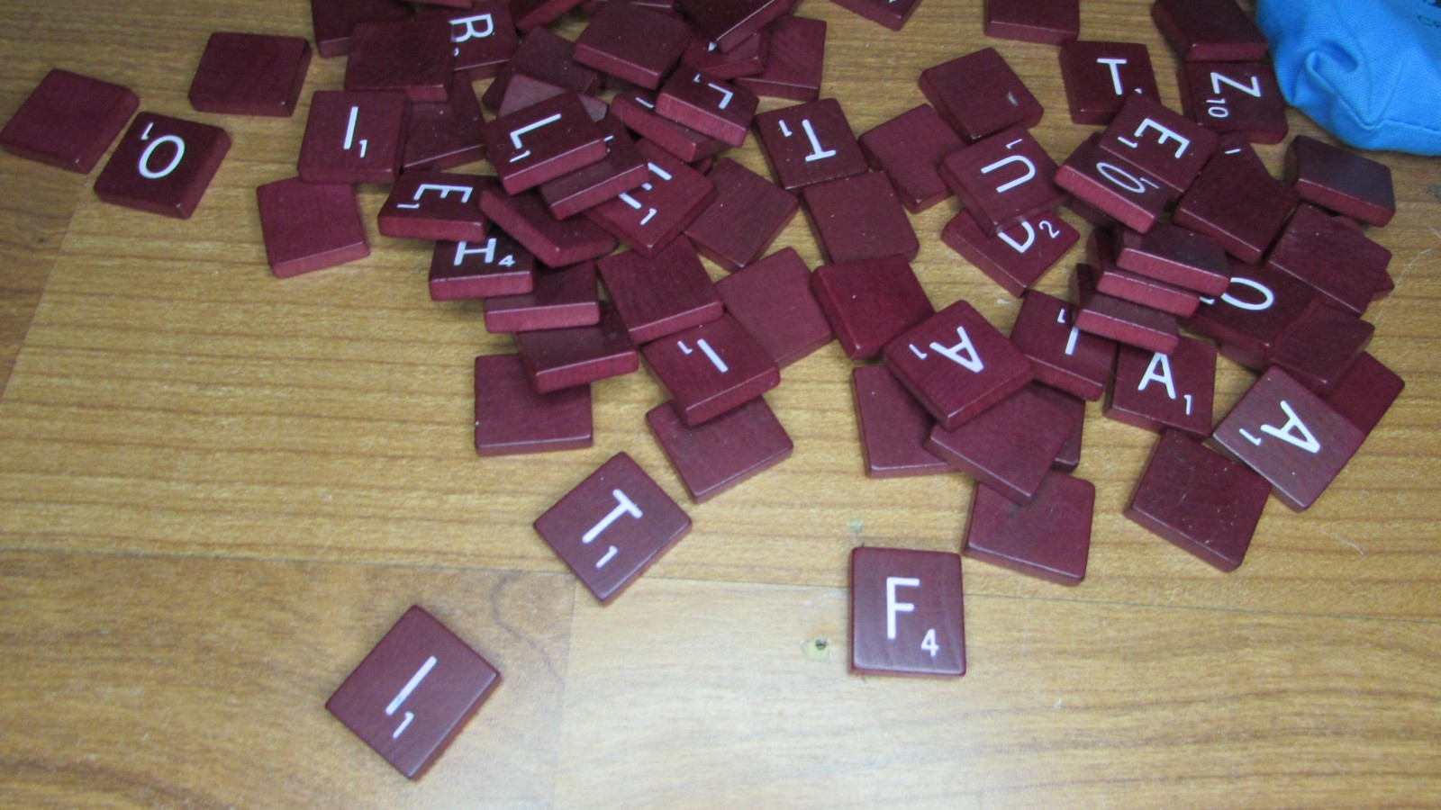 Scrabble Deluxe Lot of 100 Burgundy Tiles, Blue Tile Racks & Bag 1977 Selchow