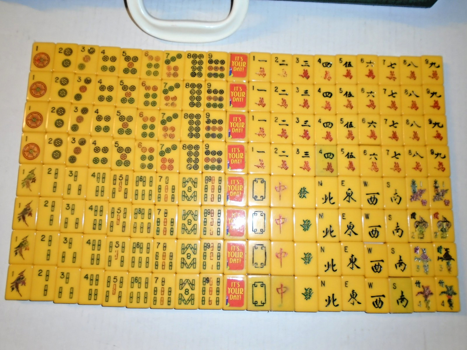 Vintage Mah Jongg MAH-JONGG set includes 152+7 tiles Case and 4 playing trays