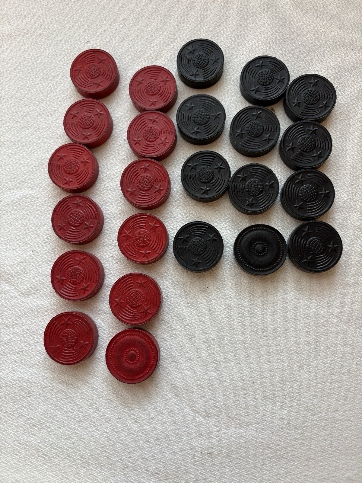 VTG Wooden Halsam Comet 518/24 Checkers Set 24 Pieces Red Black 1 1/8″ U.S.A.