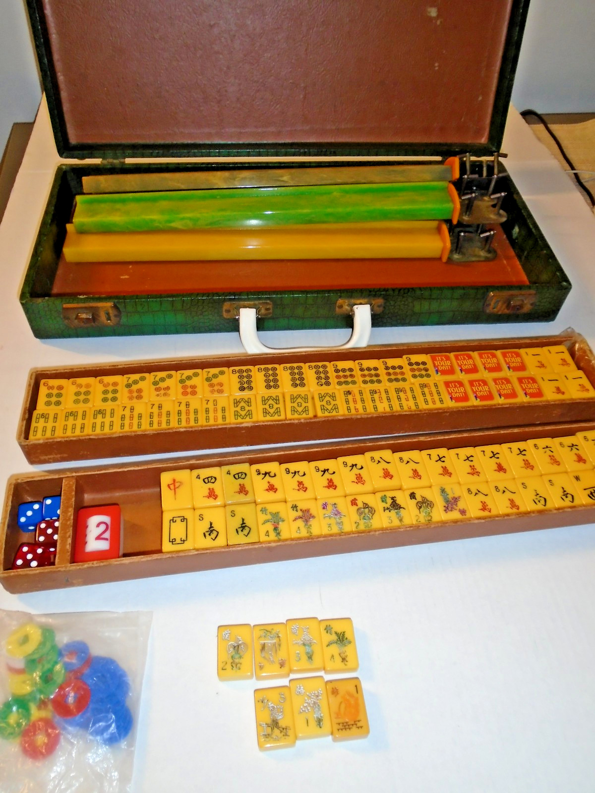 Vintage Mah Jongg MAH-JONGG set includes 152+7 tiles Case and 4 playing trays