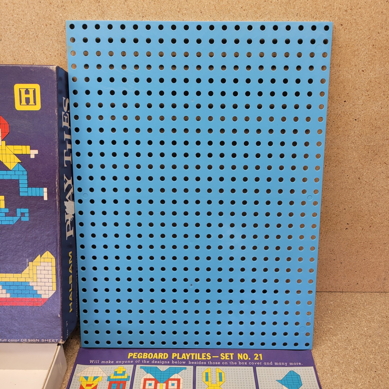Vintage Halsam Play Tiles – Plastic Peg Board 221 Colored Pieces & Picture Guide