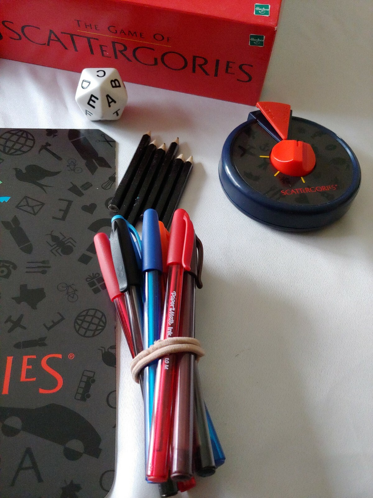HASBRO- THE GAME OF SCATTERGORIES- pre owned- 1999 version