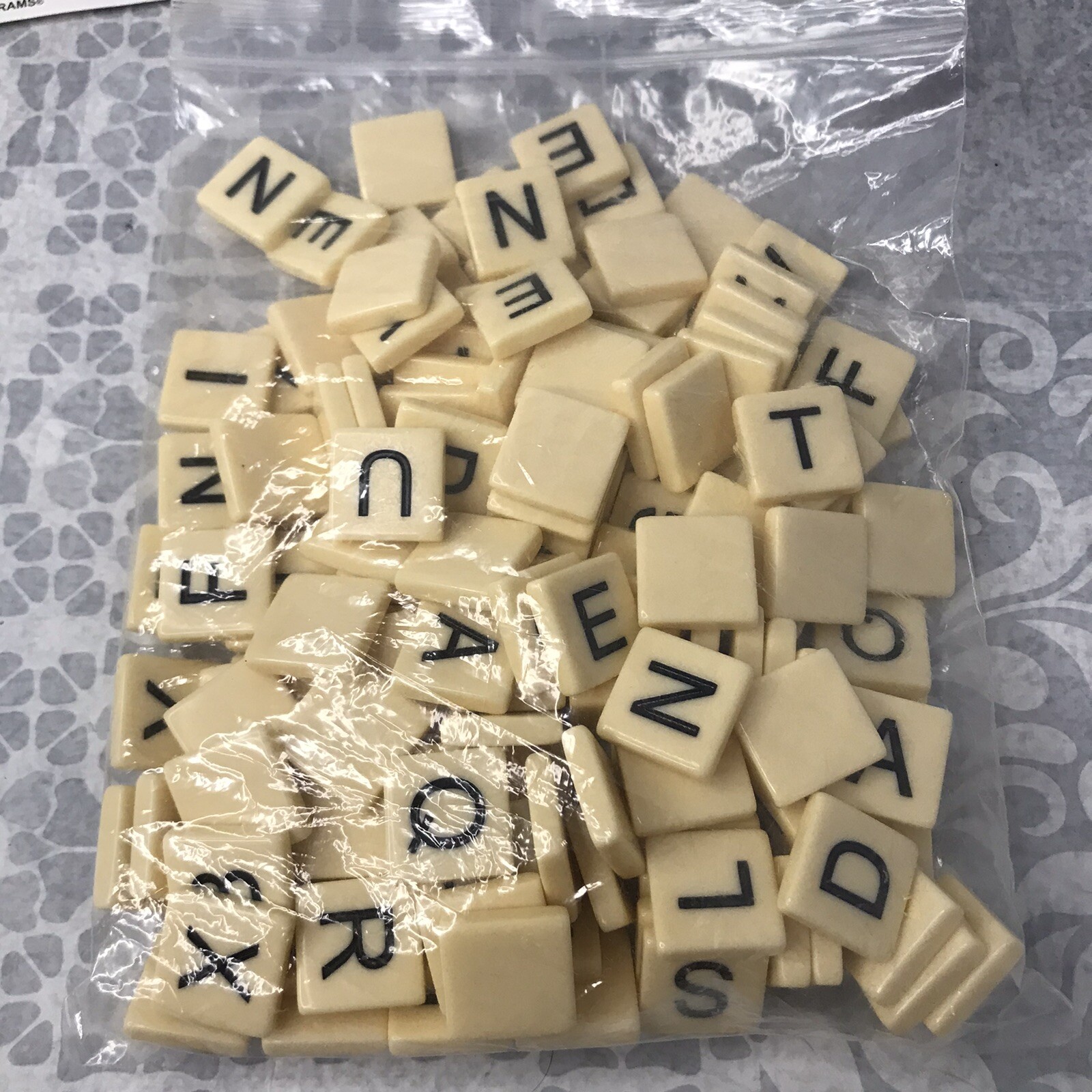 Bananagrams Anagram Word Portable Game (Includes all 144 Pieces) Complete