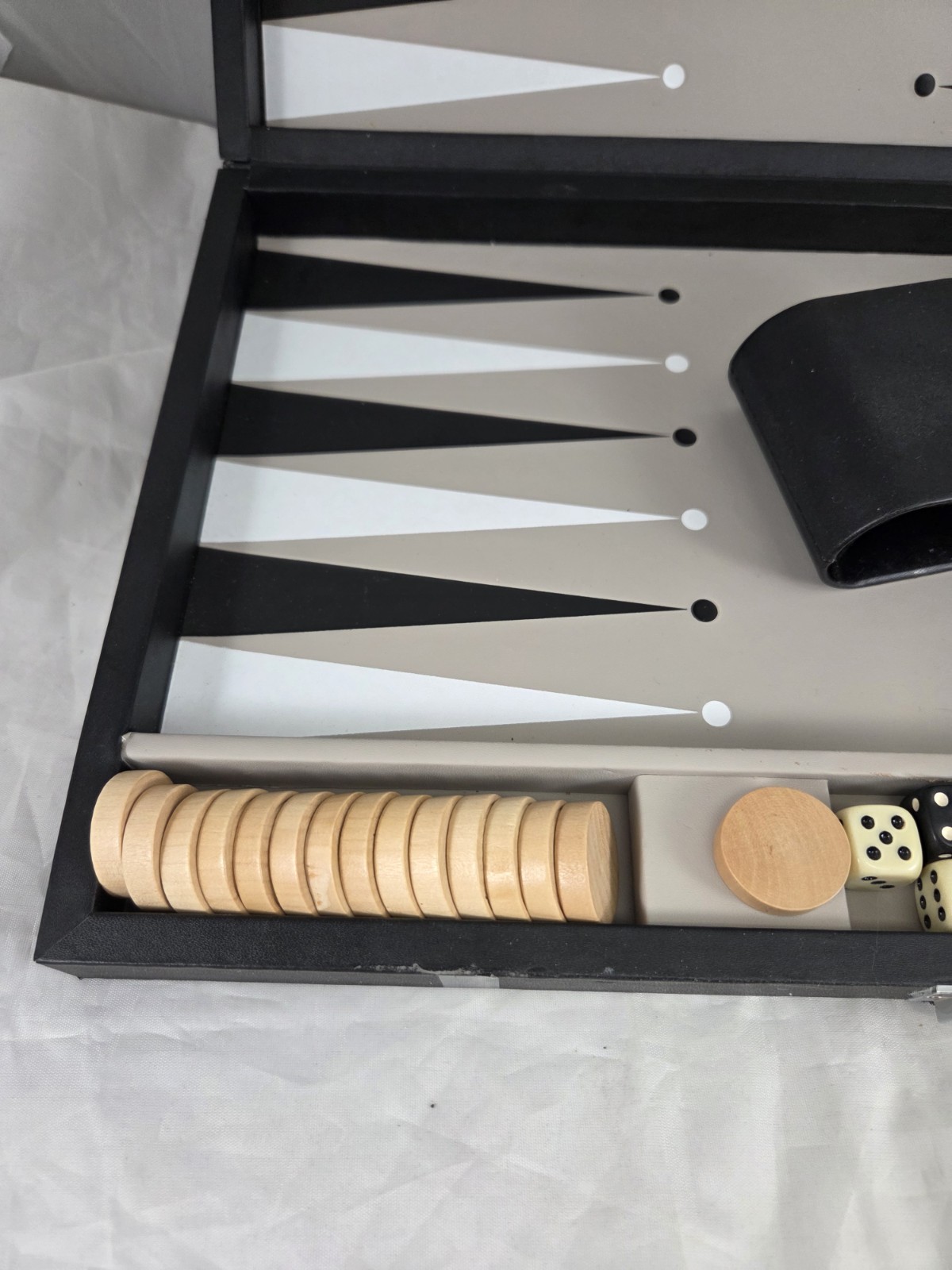 2013 CRATE AND BARREL black hard case Backgammon Travel Set, Wooden Playing Chip