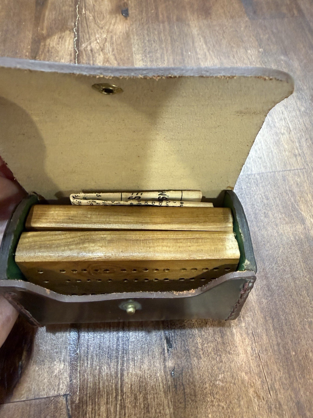 1950’s Pacific Game Company Cribbage Folding Board w/ Leather Case Pegs Rules