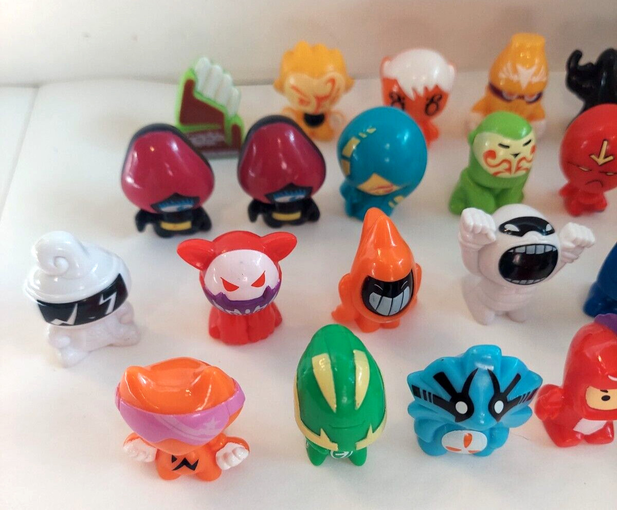 Lot Of 27 Miscellaneous Gogos Crazy Bones Figures Nice Variety & Spec ed. Tin