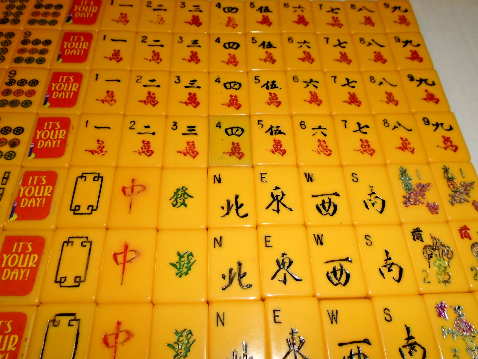 Vintage Mah Jongg MAH-JONGG set includes 152+7 tiles Case and 4 playing trays