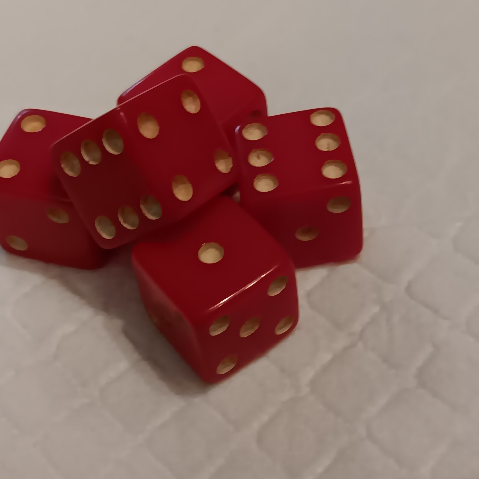 (5) Vintage Marbled Cherry Red Bakelite 1/2″ Rounded Corner Game Dice