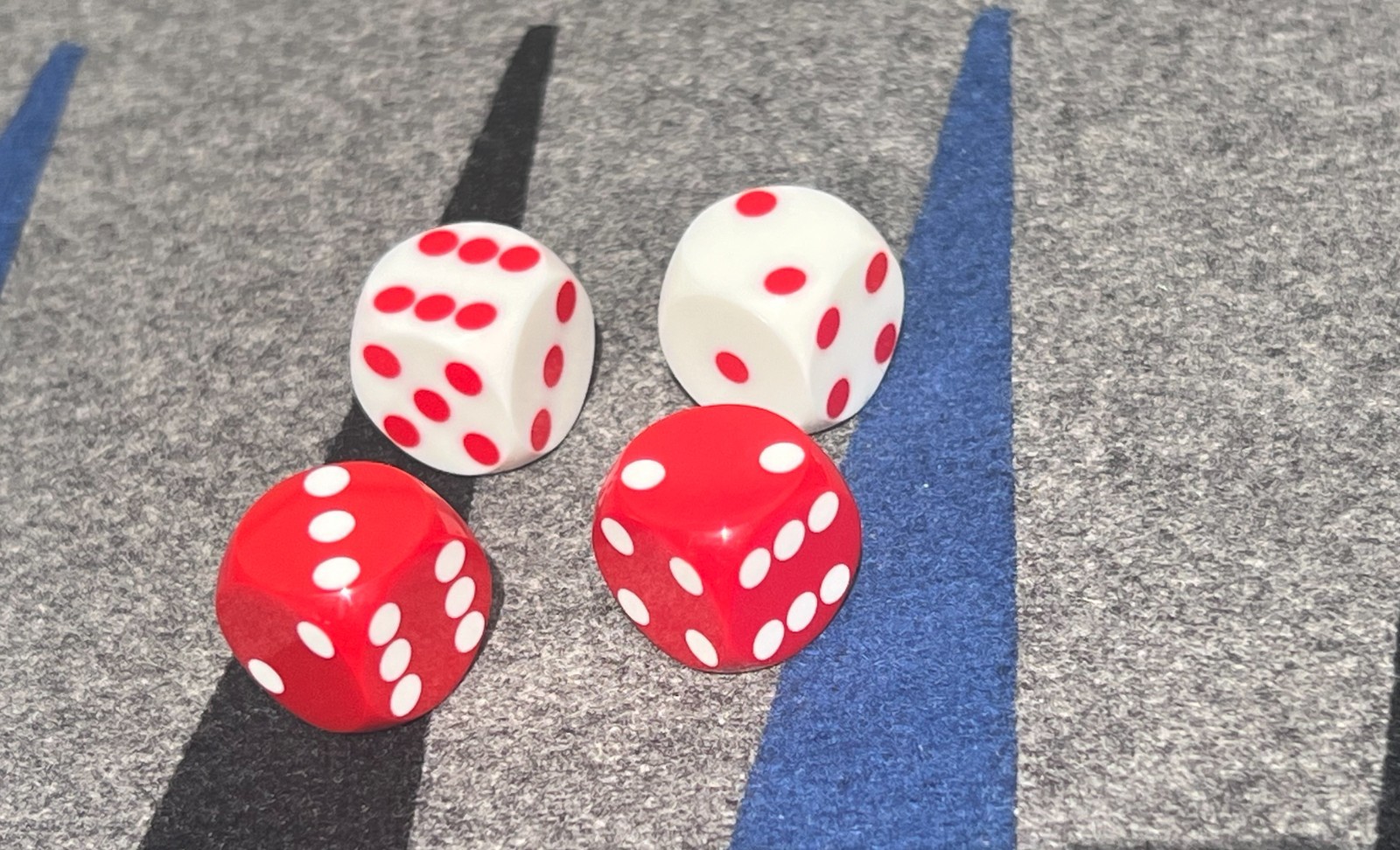 (4 PC) Precision Backgammon Dice – 16mm (5/8in) – Red w/white & White w/ red