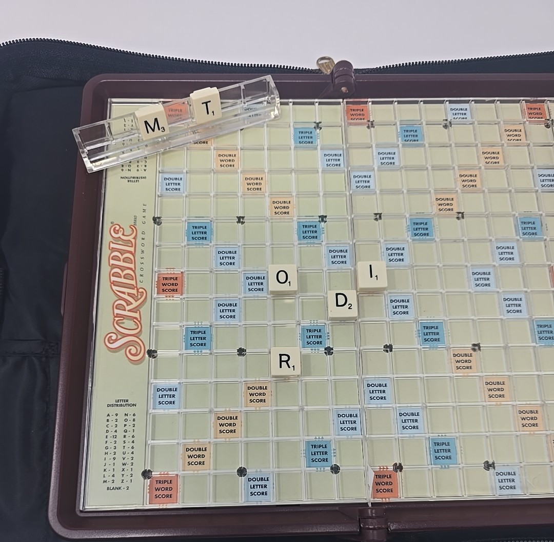 Travel Scrabble Crossword Game – Portable Travel Case Zip Close Hasbro COMPLETE