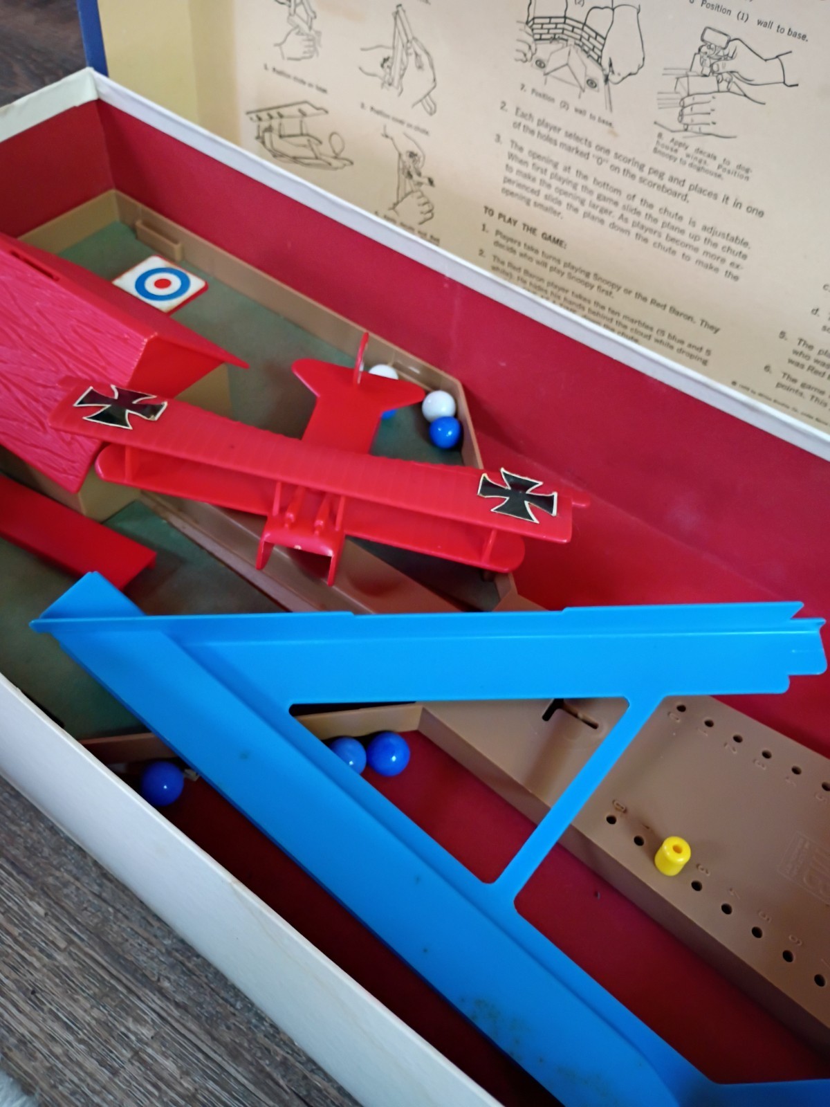 1970 Milton Bradley Snoopy and the Red Baron Skill and Action Game Peanuts 7& Up