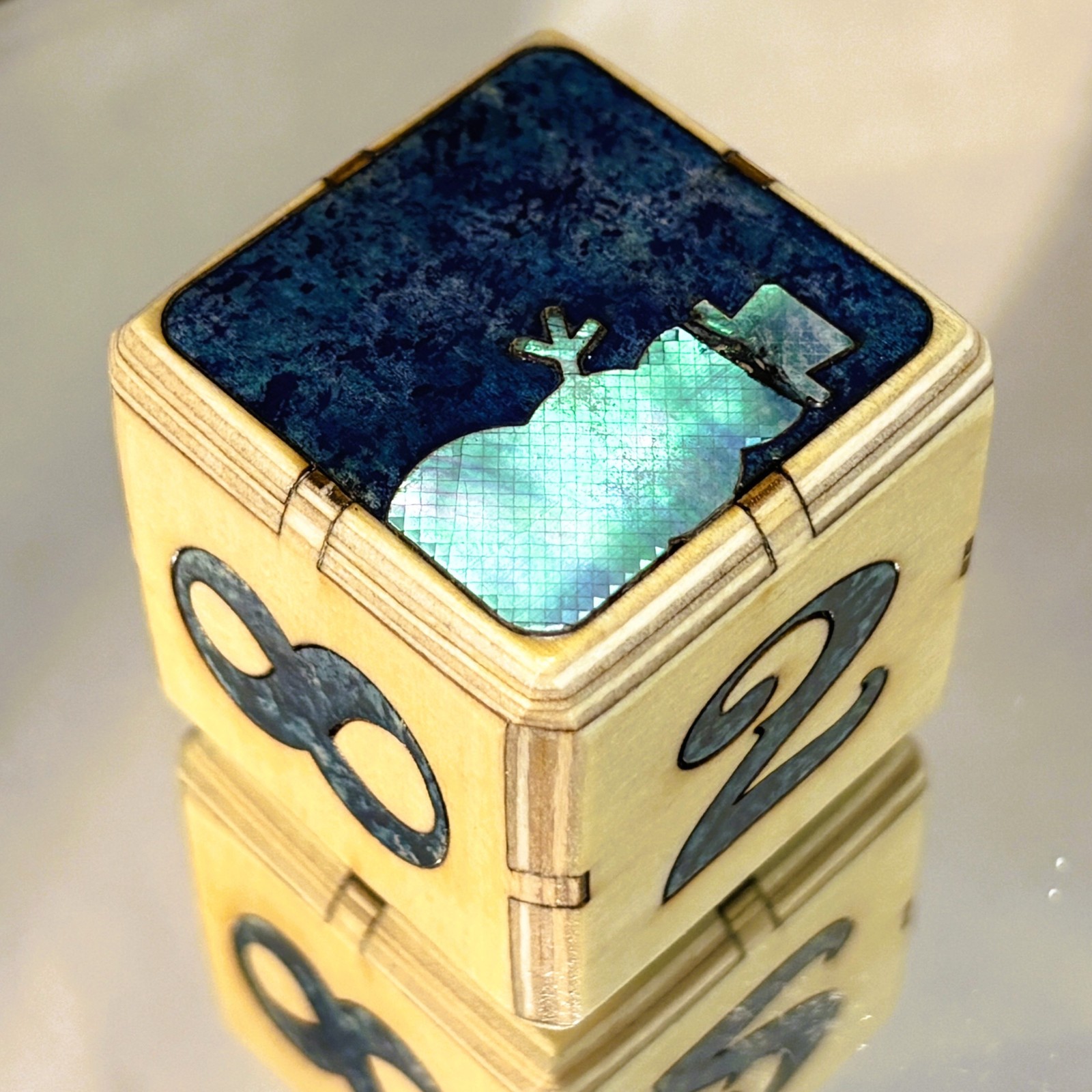 Snowman’s Shimmer – Deep Blue Winter – Backgammon Doubling Cube 36mm