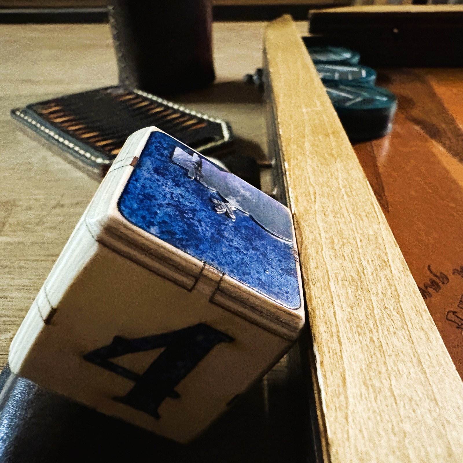 Snowman’s Shimmer – Deep Blue Winter – Backgammon Doubling Cube 36mm