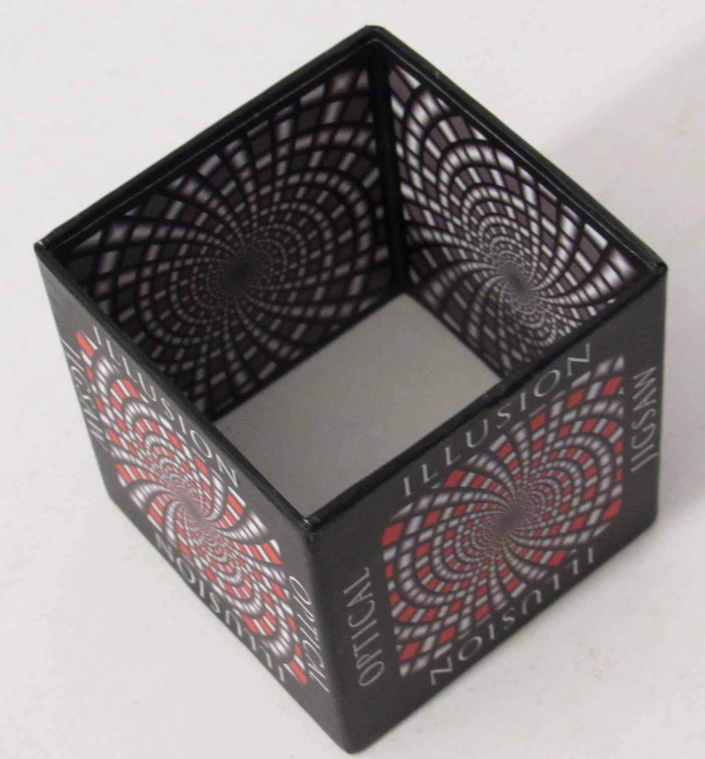 Optical Illusion Jigsaw Puzzle Op Art – 100 pieces sealed in plastic – ages 8+