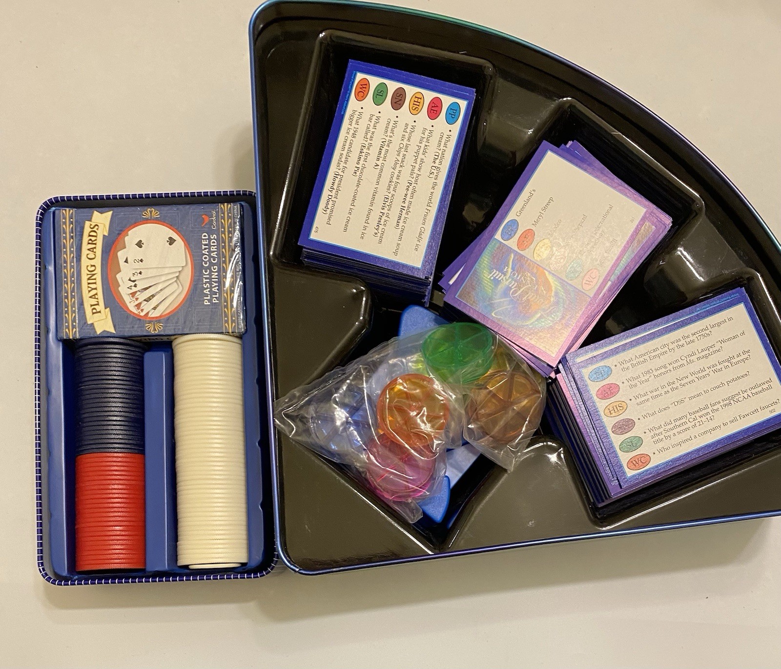 Trivial PURSUIT Millennium EDITION- Cards, POKER, Chips & DICE In TIN Both EUC
