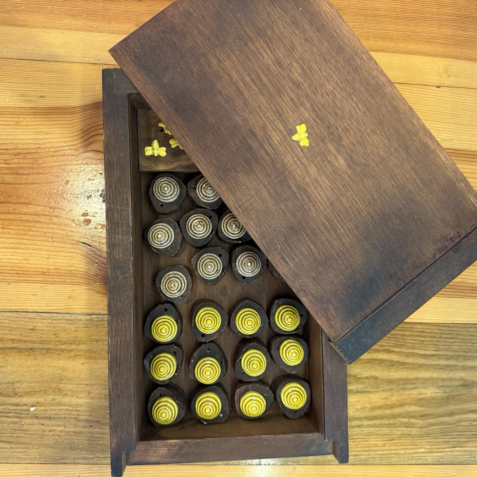 VNTG Hand Made Checkers Pieces Composite Ceramic Queen Bee Hive Wooden Box OOAK