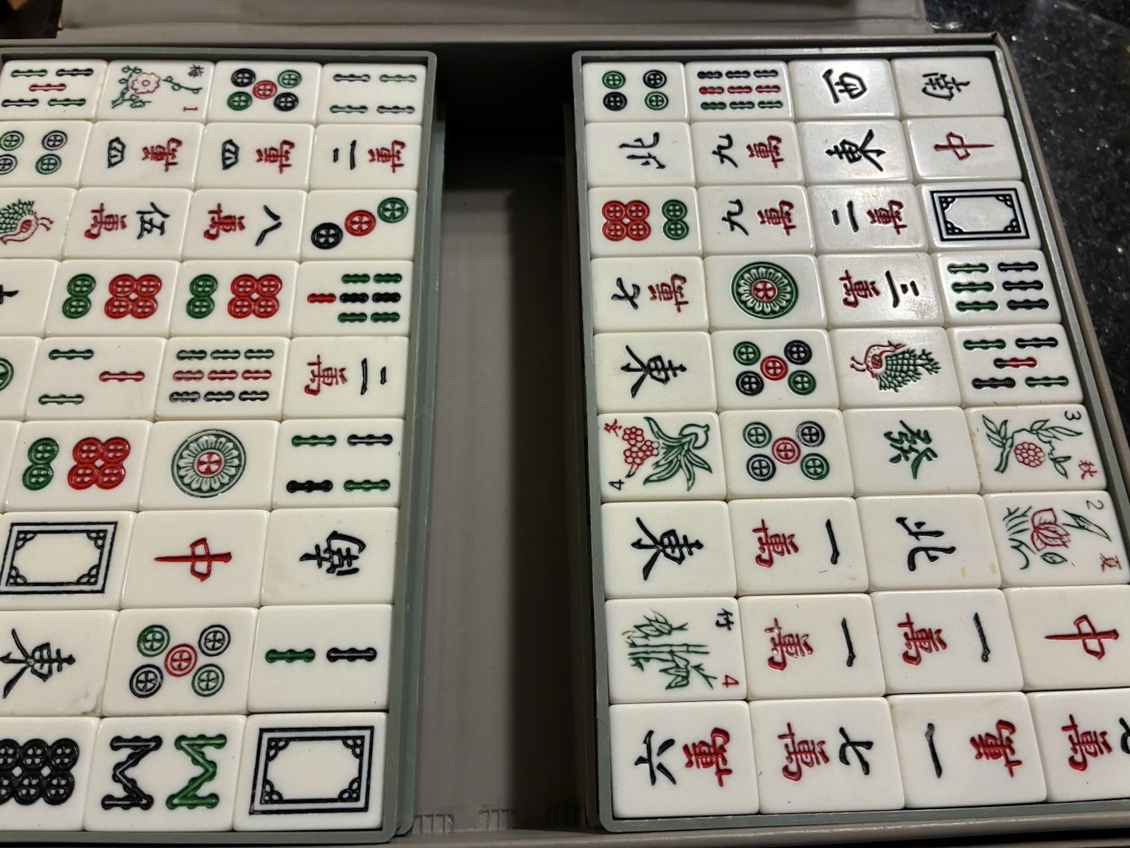 VINTAGE JAPANESE MAHJONG SET IN CASE – BY JAPANESE MAHJONG COMPANY – AGE UNKNOWN