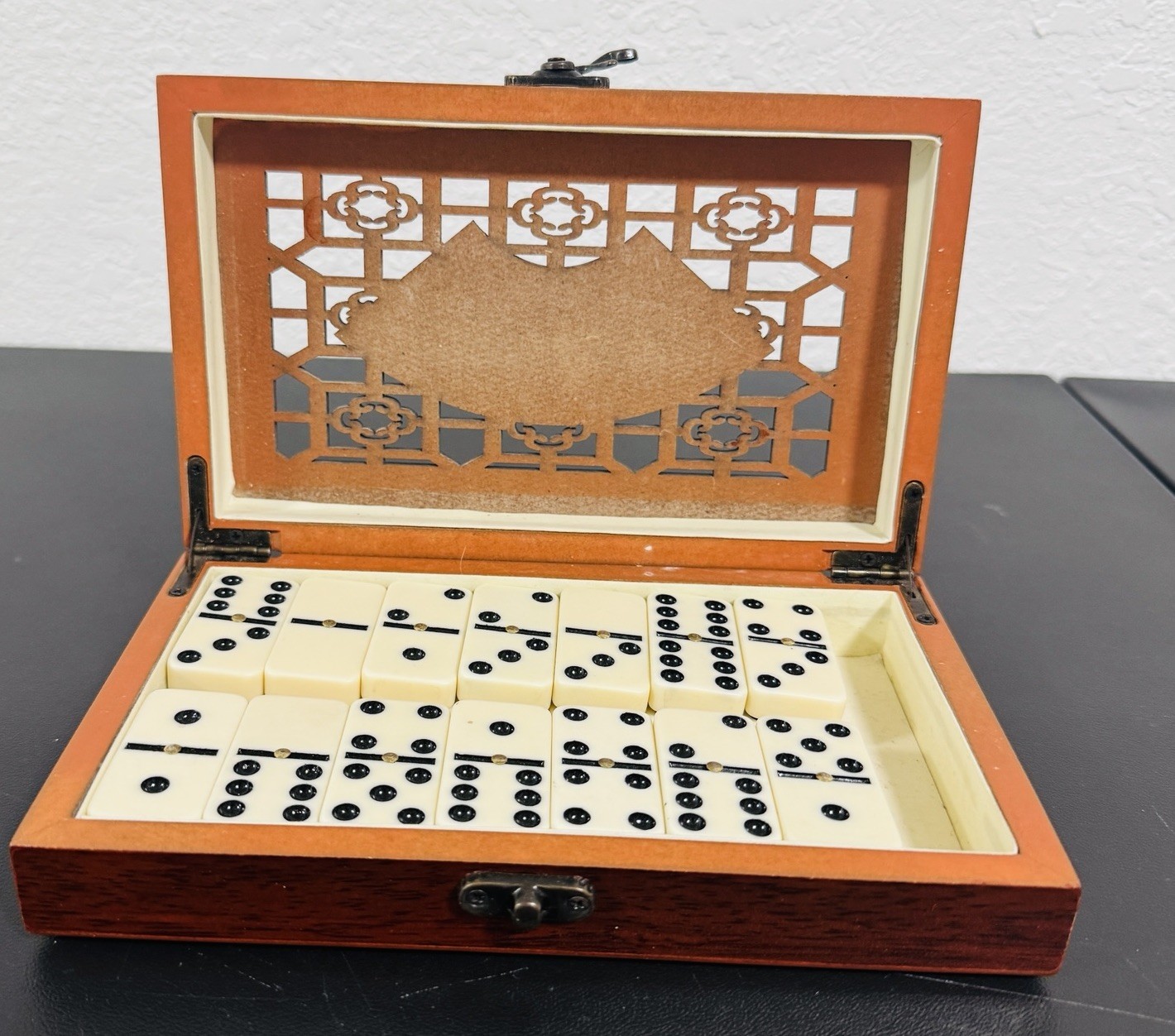 Dominoes Standard 28 Piece Set Double-Six Set Wooden Case Latch