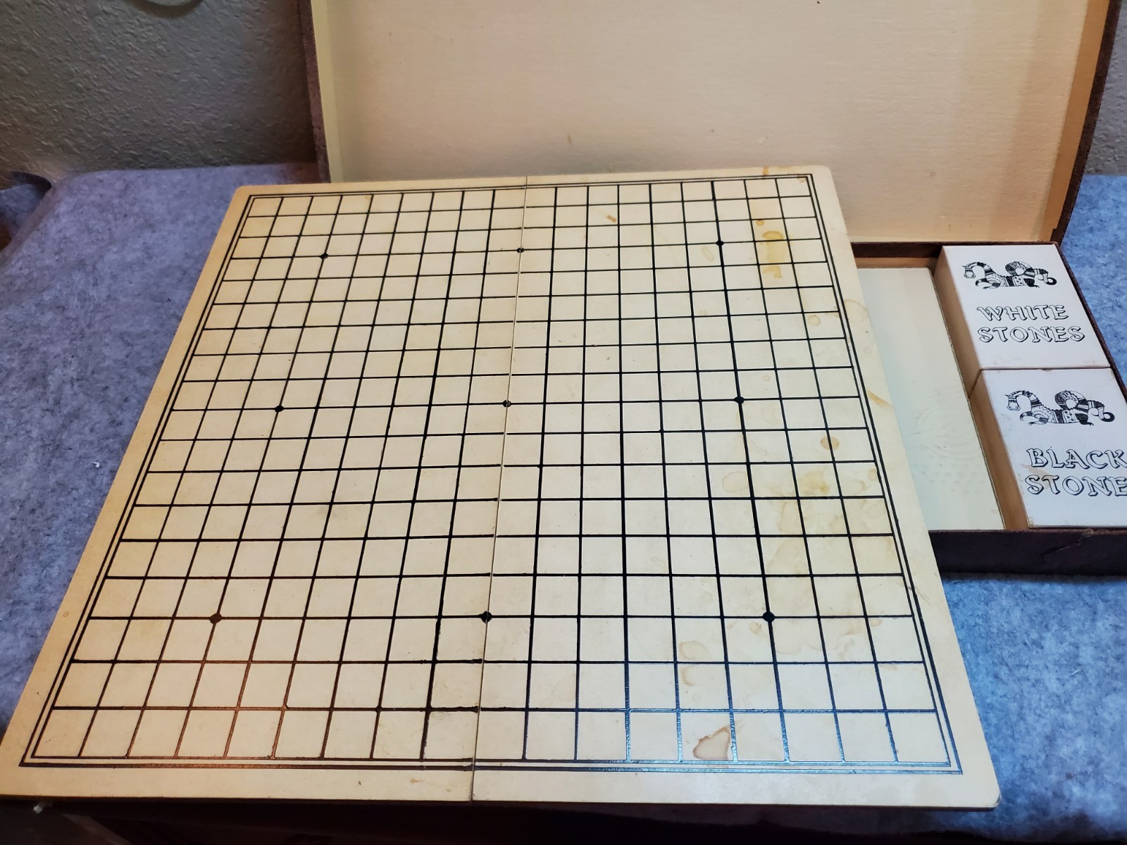 Vtg 1950s Lowe No. 111 Japanese Go Game Folding Board w stones, Pre-owned