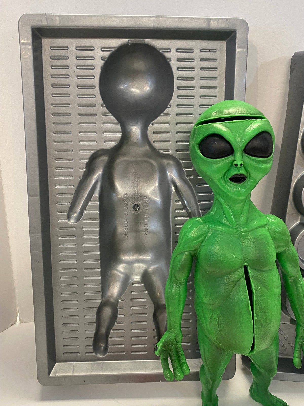 1997 Alien Autopsy Game by R. Marino – w/ 13.75″ Heavy Rubber Alien – Toy