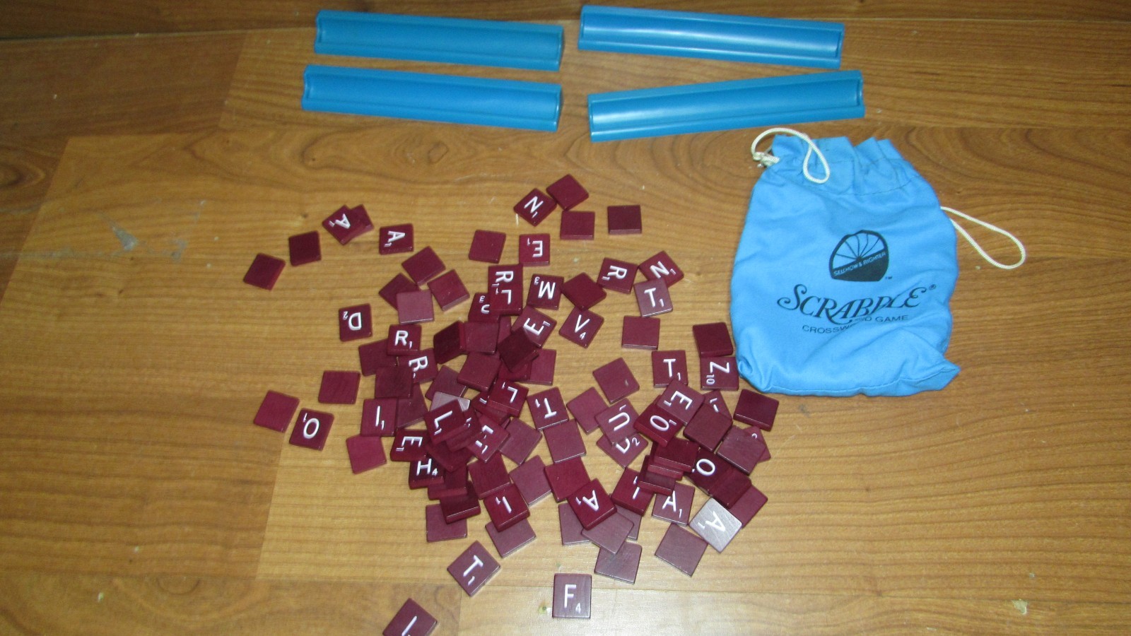 Scrabble Deluxe Lot of 100 Burgundy Tiles, Blue Tile Racks & Bag 1977 Selchow