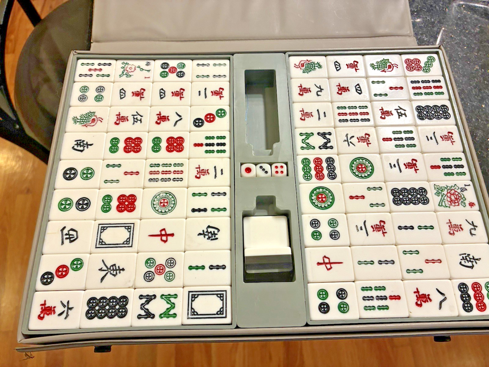 VINTAGE JAPANESE MAHJONG SET IN CASE – BY JAPANESE MAHJONG COMPANY – AGE UNKNOWN