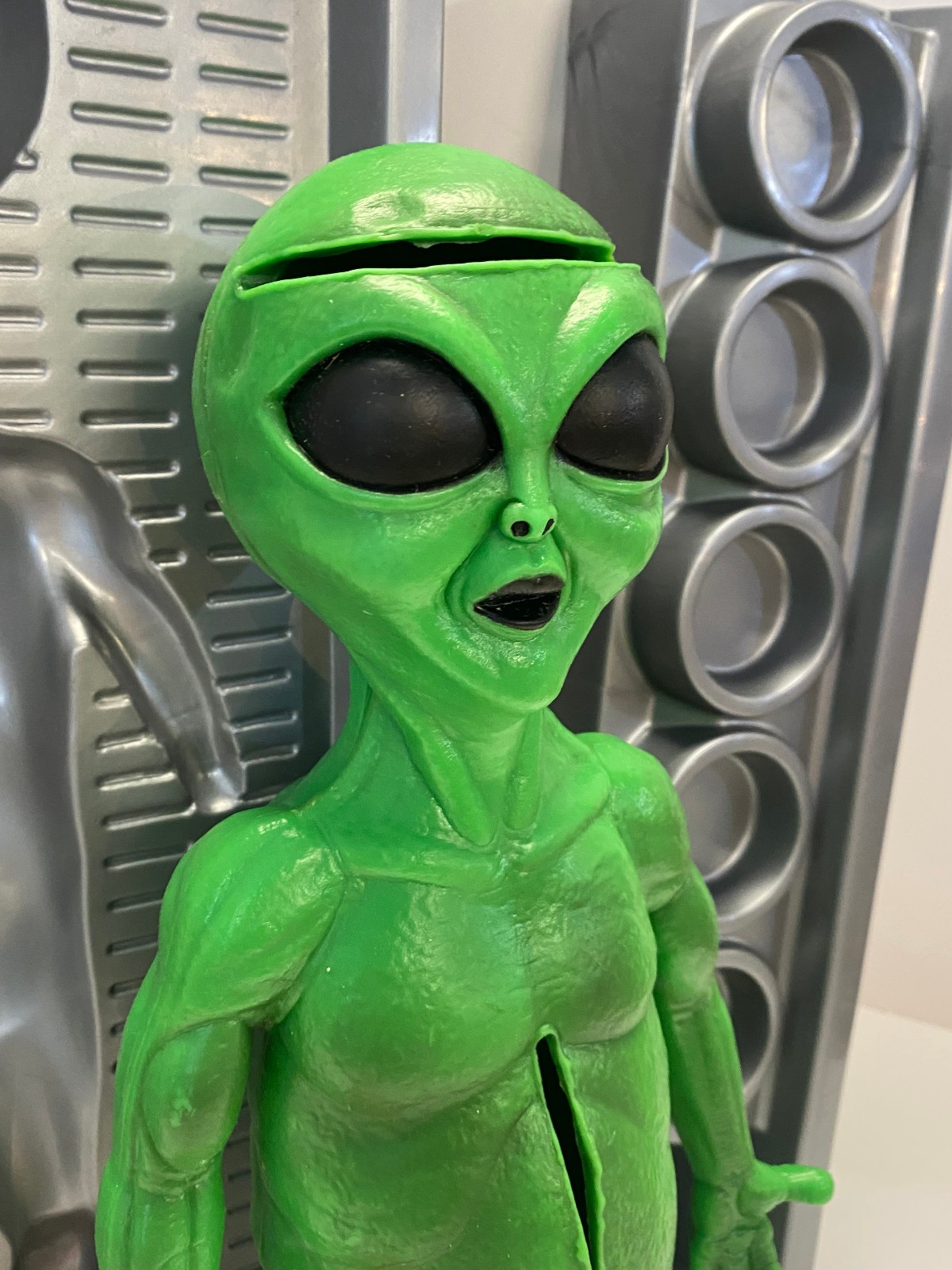 1997 Alien Autopsy Game by R. Marino – w/ 13.75″ Heavy Rubber Alien – Toy