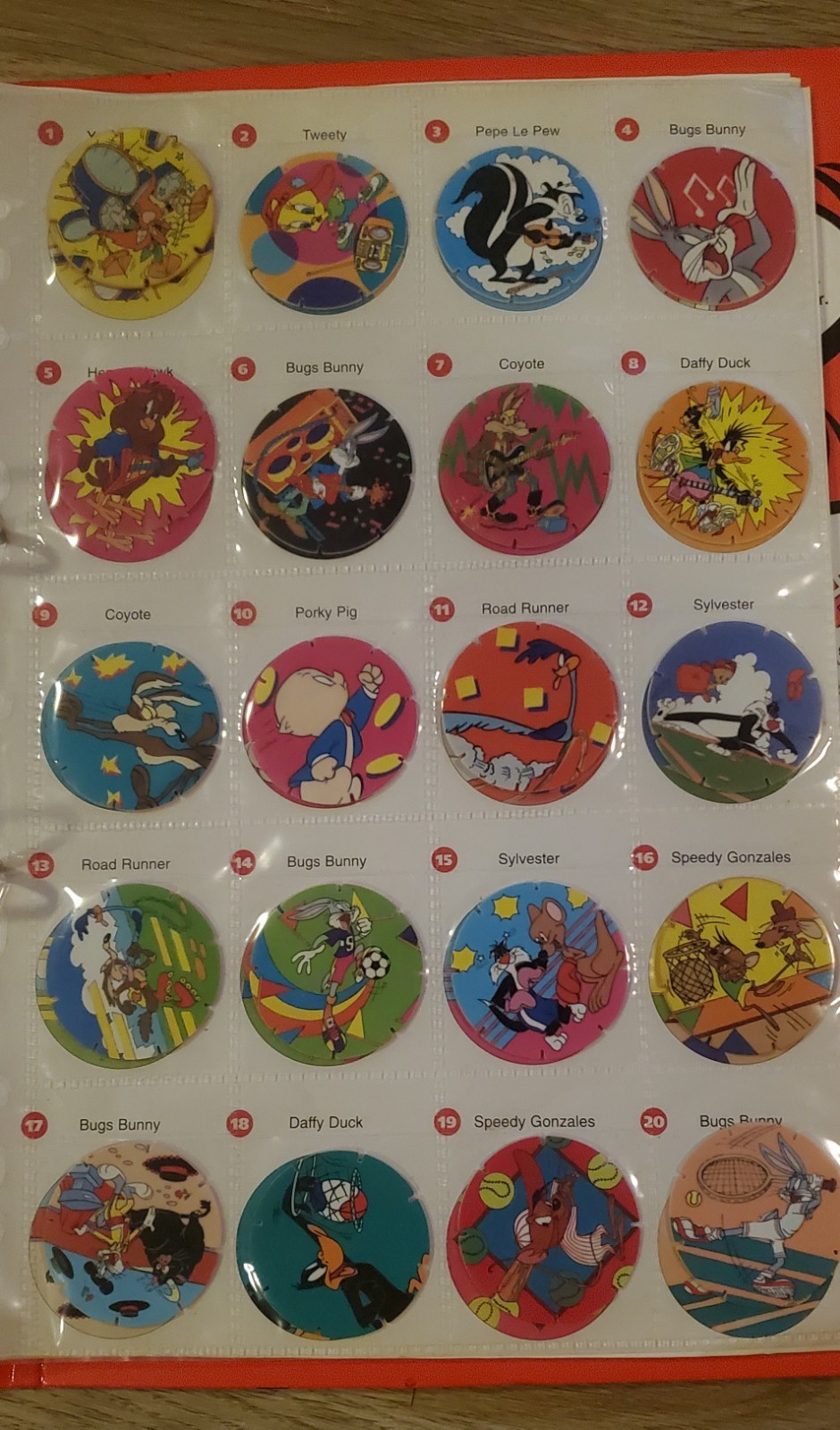 Looney Tunes TAZOS Album-Complete Set (Plus 22 extra included)50/50 WALKERS 1996