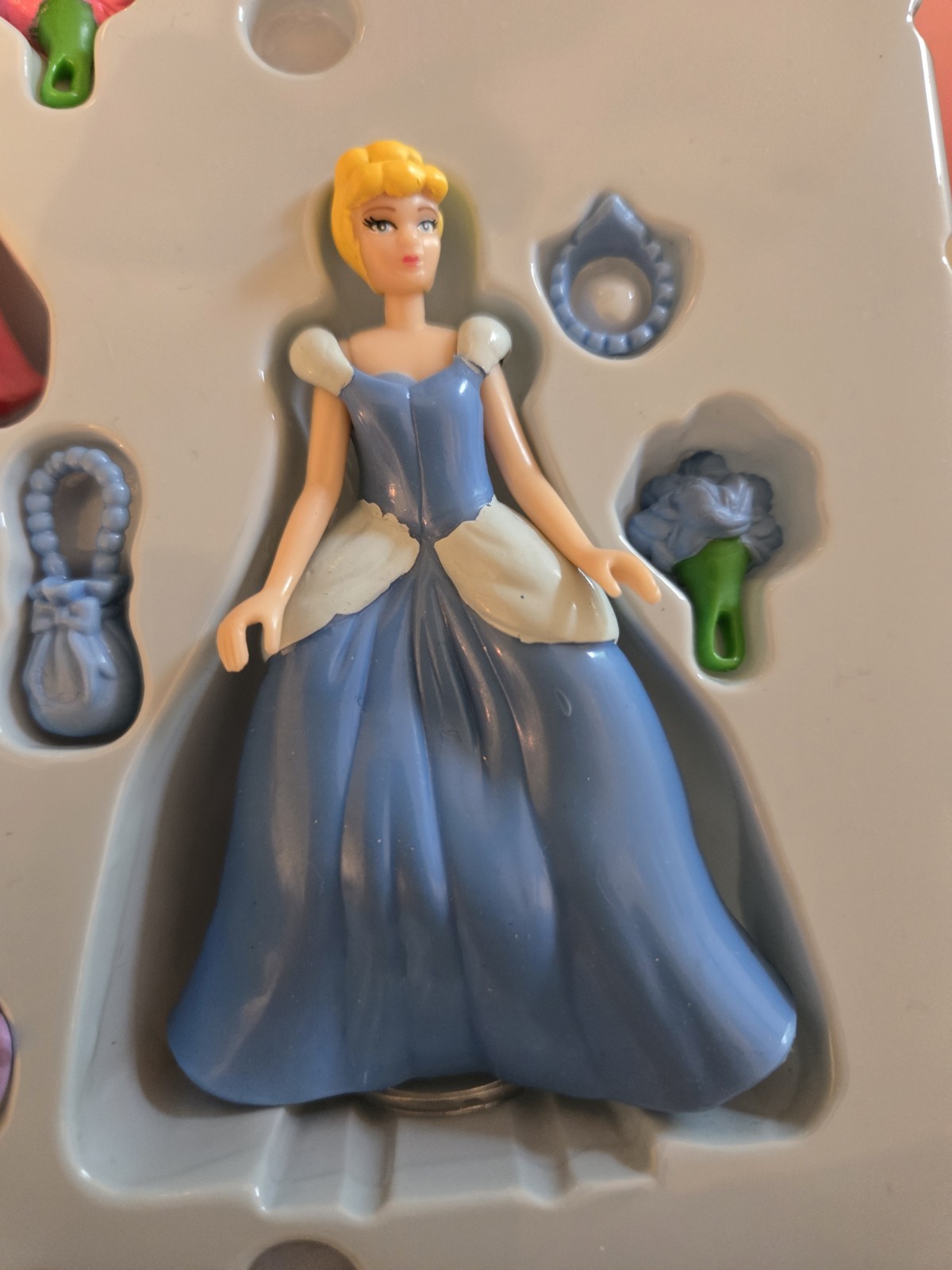 Disney Princess Gowns & Crowns Game 2005 MB Complete