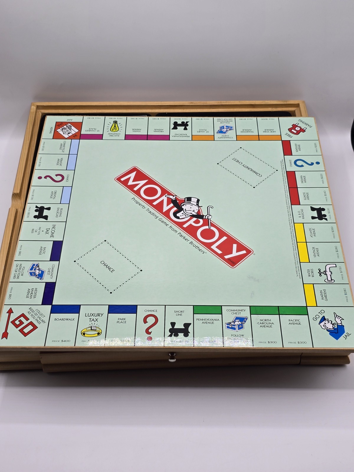 2007 Monopoly, Scrabble & 4 Classic Games Solid Wood Cabinet NEW IN BOX