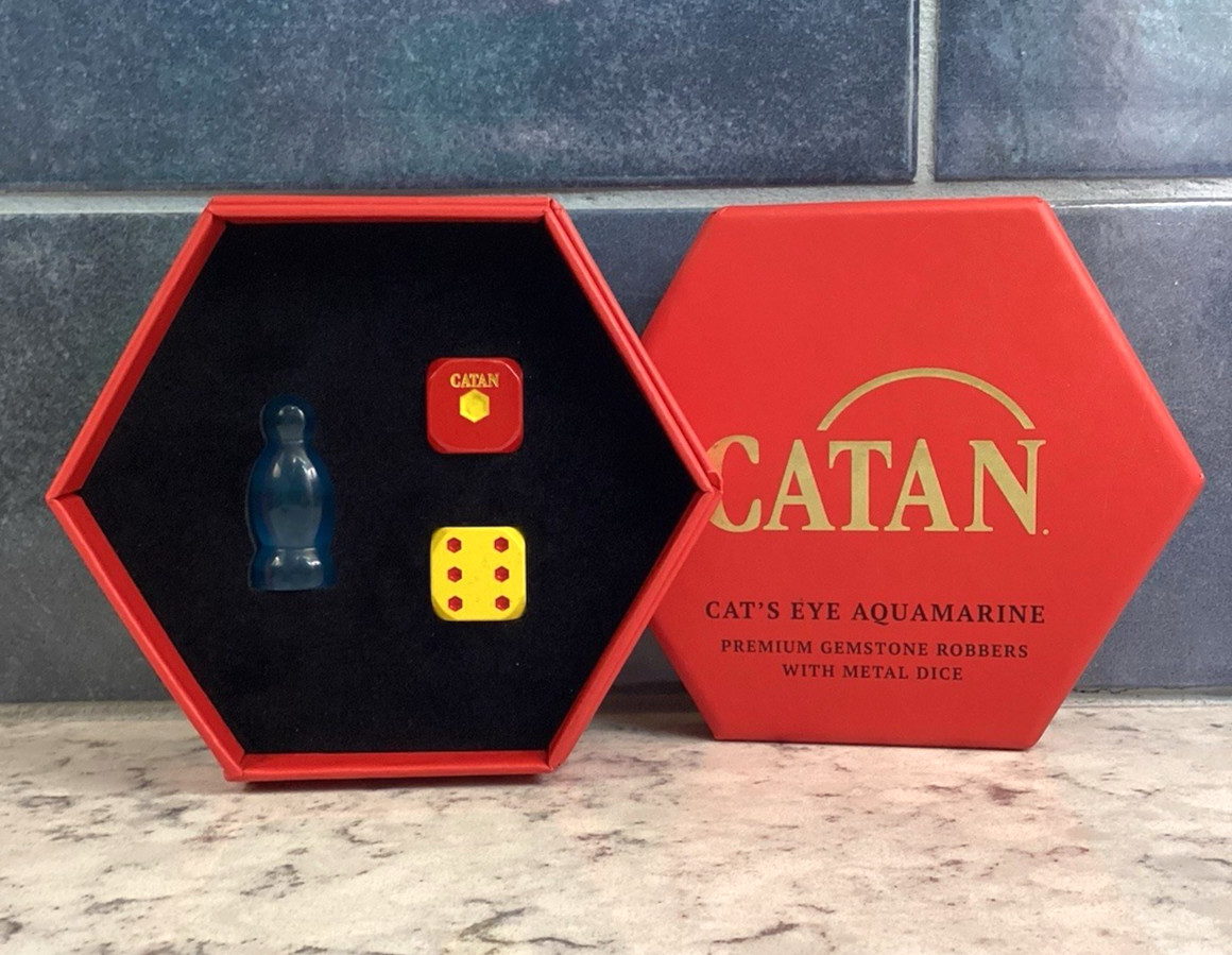 FANROLL CATAN Premium Gemstone Robber with Metal Dice *Cats Eye Aquamarine* NEW