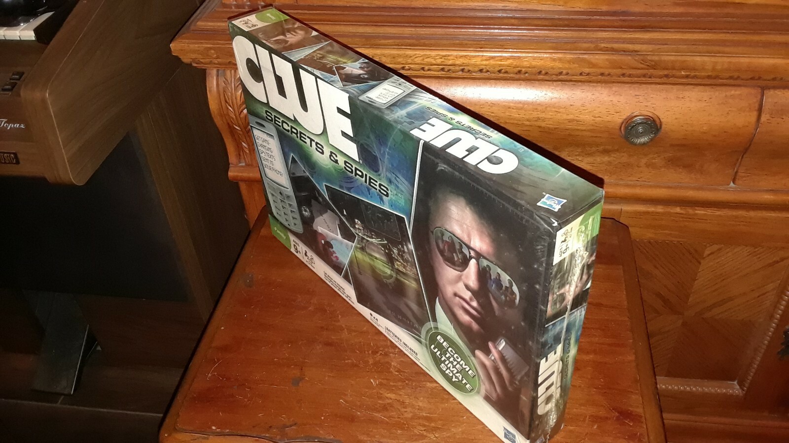 2009 VTGE. HASBRO CLUE SECRETS & SPIES GAME NEW SEALED Espionage Secret Agents