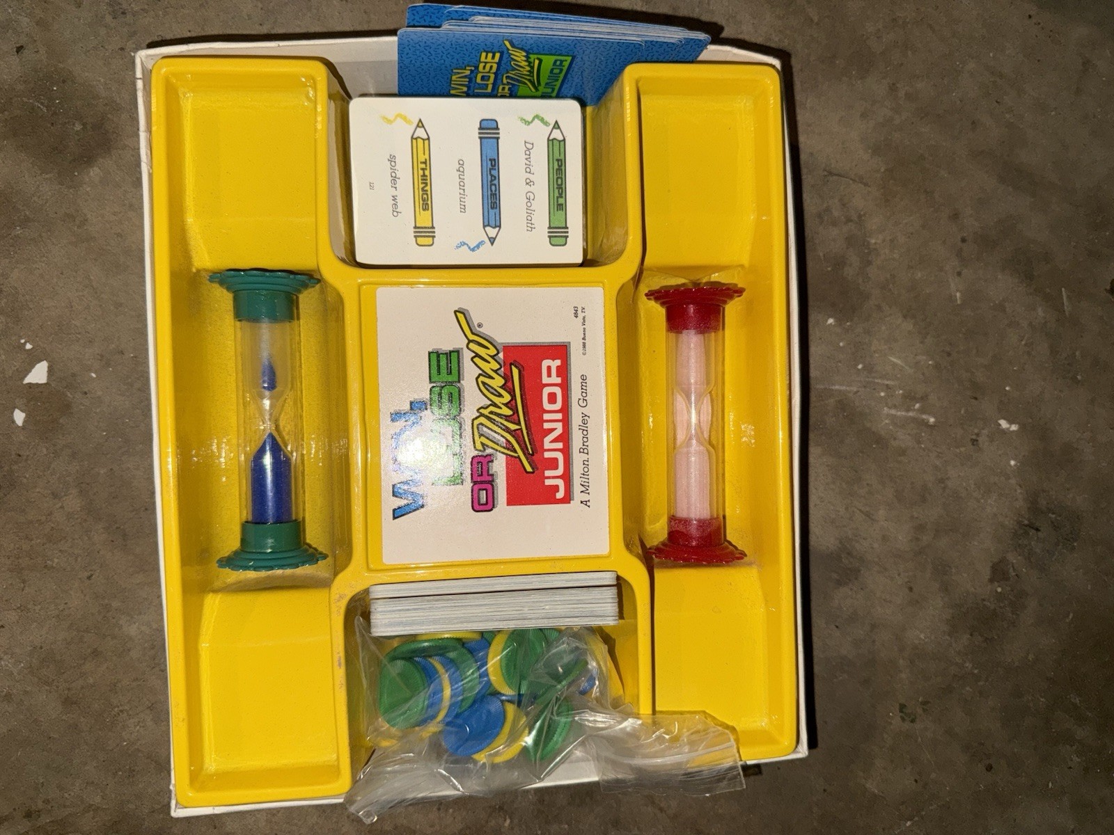 Milton Bradley Win, Lose or Draw Junior Game 8-11 Years 3+ Players