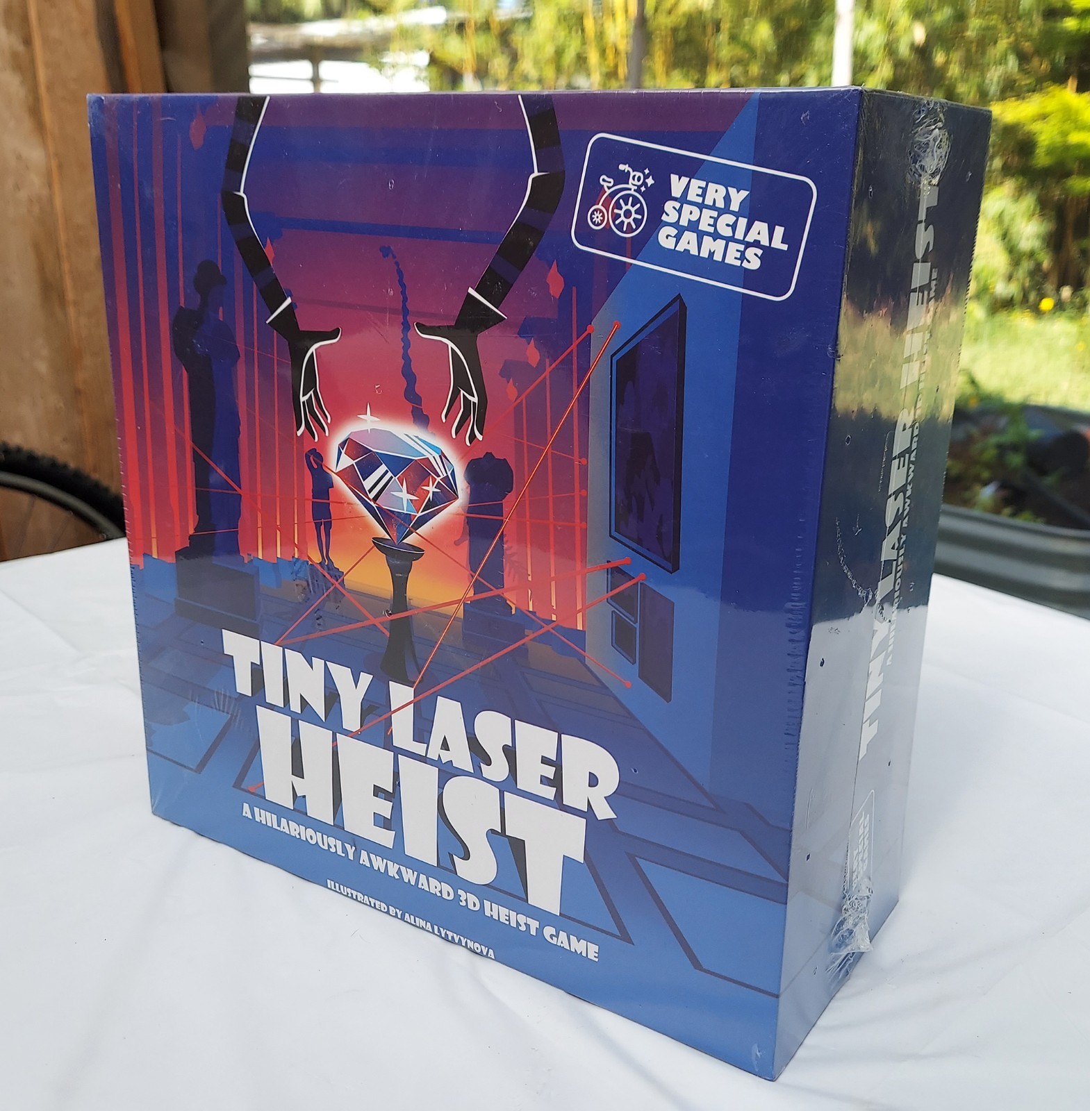 Tiny Laser Heist Hilariously Awkward 3D Board Game, New & Sealed