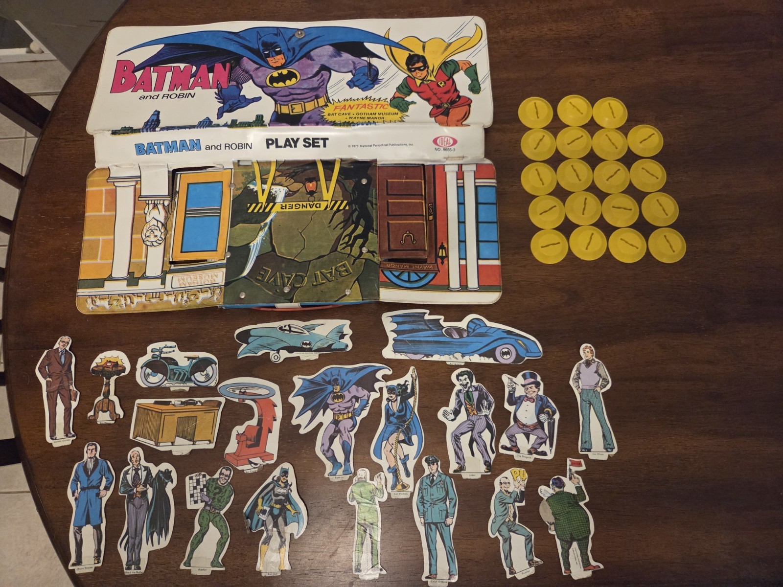 Batman & Robin 1973 Ideal Vinyl Foldout Play Set Cardboard Figures Mego