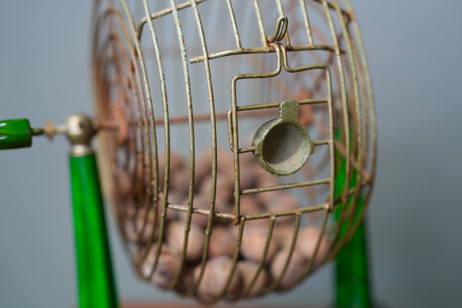 Vintage Metal Bingo Cage Green Bakelite Tower Pillars handle w/ wooden balls