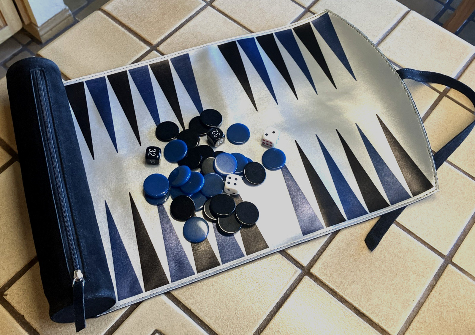TRAVEL ROLL-UP BACKGAMMON 15″ SILVER METALLIC & BLACK SUEDE, TEAL & BLACK CHIPS
