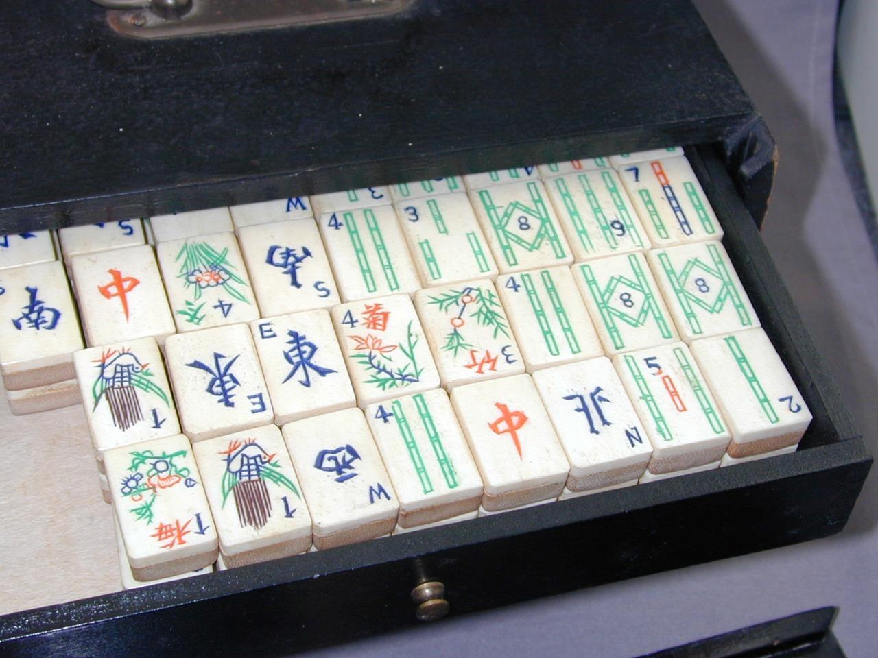 1920’s Bamboo Domestic Cow Bone Mahjong Set 148 Tiles Stick Discs Dice Jar Trays