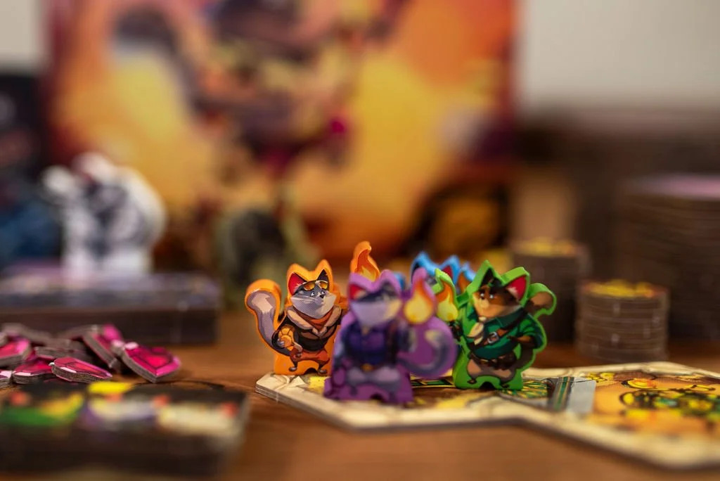 Run Run Run, Cooperative Board Game with Cat Adventurers in a Pyramid, 1 to 4