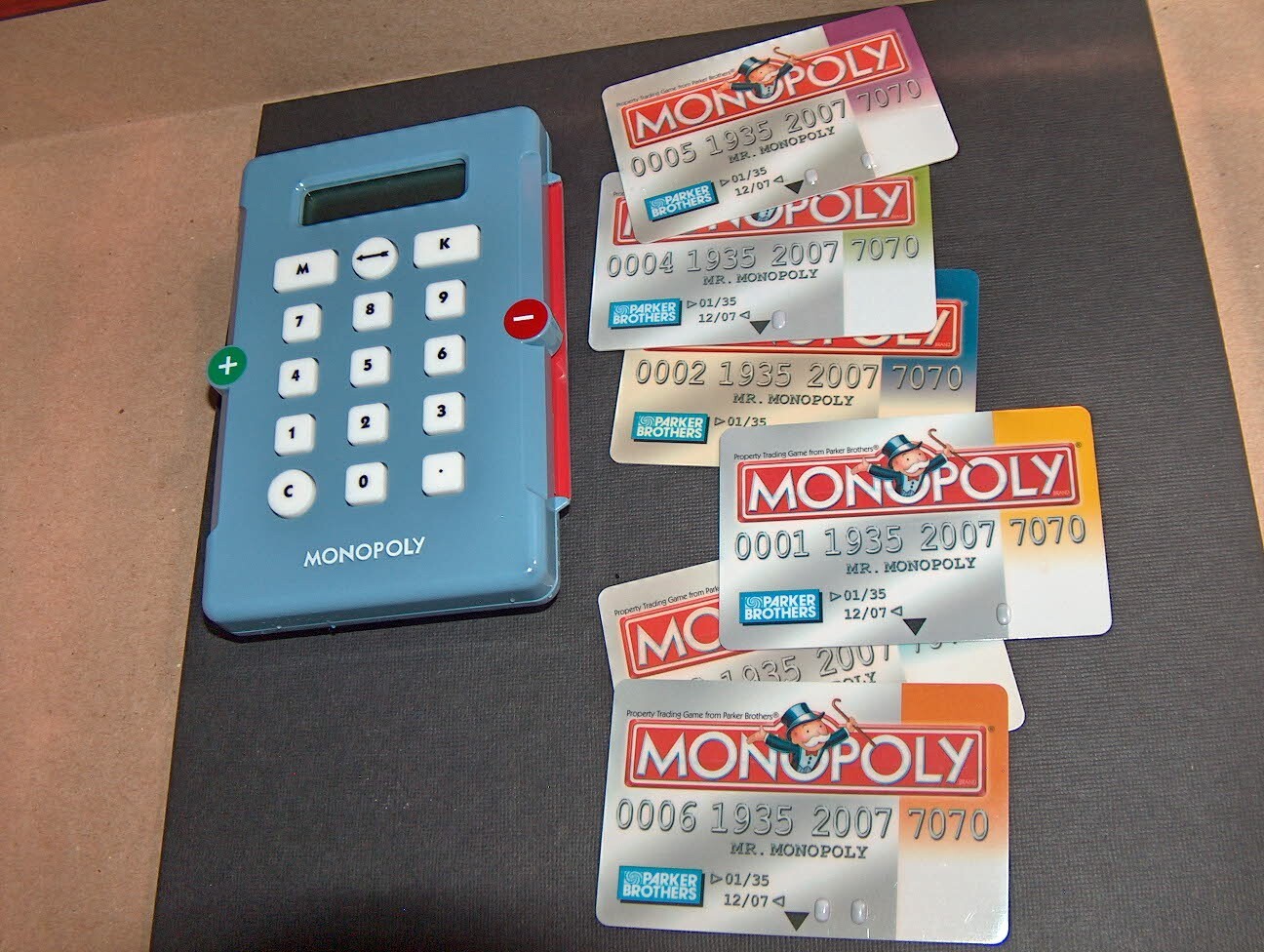 2007 Monopoly Electronic Banking game with Credit And Debit Cards TOKENS
