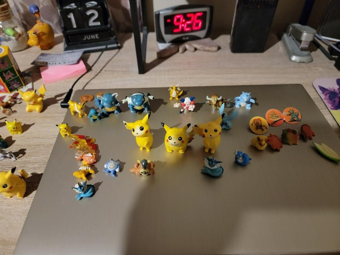POKEMON TAZOS POGS 153 PCS 1ST GENERATION PLUS MINIATURE AND POKEMON TOYS