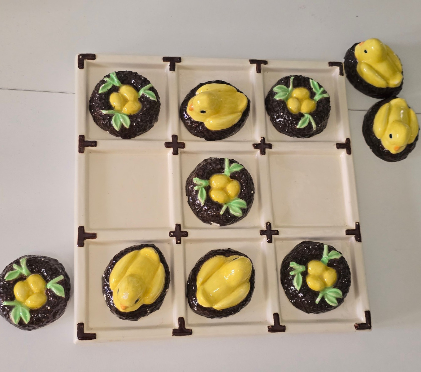 CHICK-TAC-TOE Complete Ceramic Set | 5 chicks, 5 egg nests | Vintage